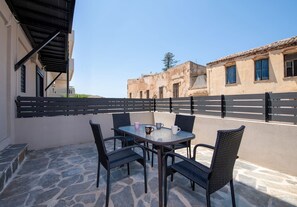 Outdoor dining - Halepa Apartment in Chania Esther 1 (Chania)