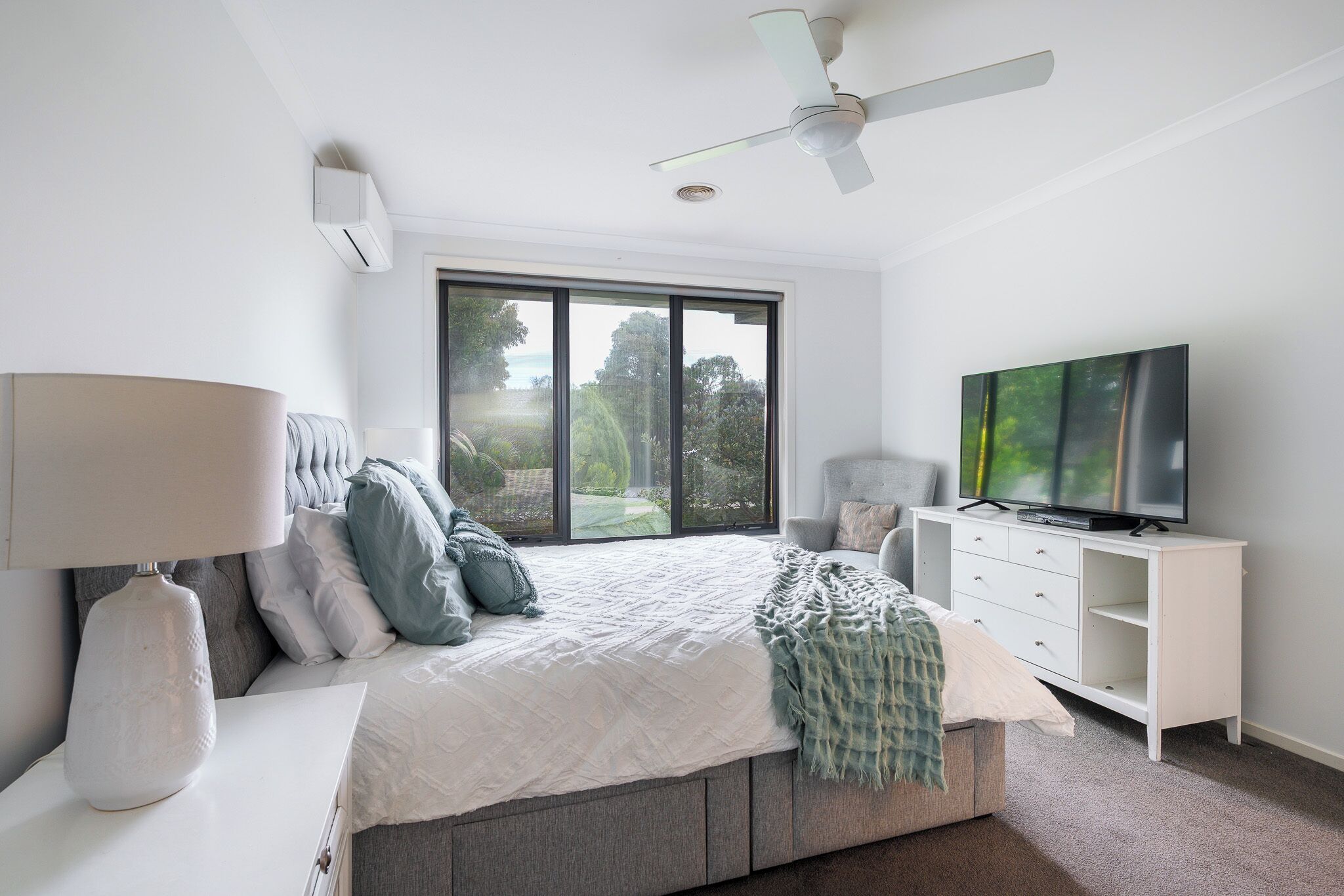 Desk, iron/ironing board, Internet, bed sheets