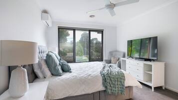 Desk, iron/ironing board, Internet, bed sheets