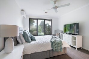 5 bedrooms, desk, iron/ironing board, free WiFi - Seaside Groove – Coastal Stay in the Heart of Ocean Grove (Ocean Grove)