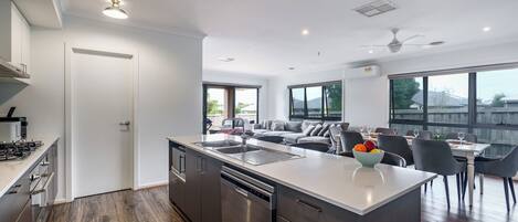 Kühlschrank, Mikrowelle, Ofen, Herdplatte