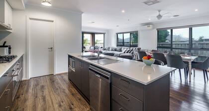 Large Coastal Home, Pet-Friendly & Sleep 11