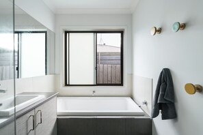 Shower, towels, soap, shampoo - Seaside Groove – Coastal Stay in the Heart of Ocean Grove (Ocean Grove)