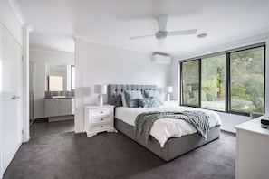 5 bedrooms, desk, iron/ironing board, free WiFi