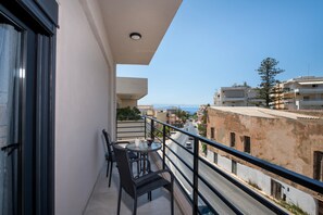 Outdoor dining - Halepa Apartment in Chania Olivia 6 (Chania)