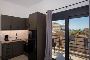 Fridge, oven, coffee/tea maker, toaster - Halepa Apartment in Chania Olivia 6 (Chania)