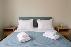 2 bedrooms, iron/ironing board, travel cot, free WiFi - Villa Emelia with shared pool (Lakithra)