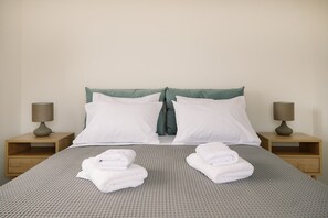 2 bedrooms, iron/ironing board, travel cot, free WiFi - Villa Anthia (with private jacuzzi & shared pool) (Lakithra)