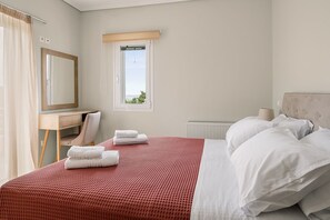 3 habitaciones, tabla de planchar con plancha y cuna de viaje 
