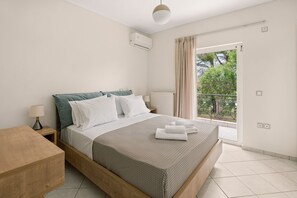 2 habitaciones, escritorio y tabla de planchar con plancha 