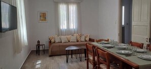 Dining - Mata's Cottage - 2 bedroom House (Peratata)