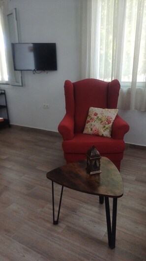 TV - Mata's Cottage - 2 bedroom House (Peratata)