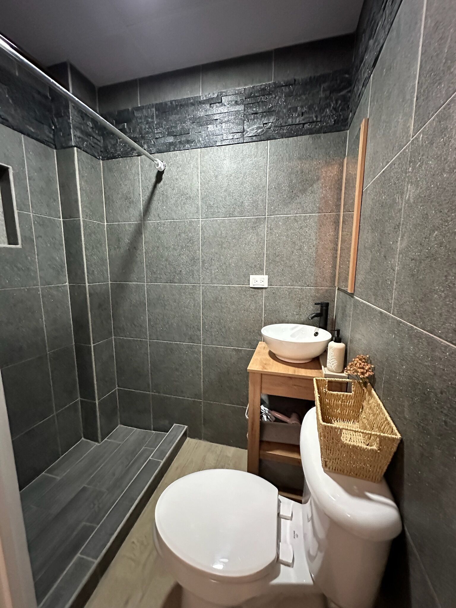 Een haardroger, handdoeken, toiletpapier