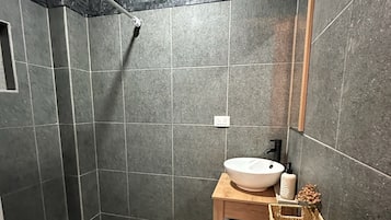 Een haardroger, handdoeken, toiletpapier
