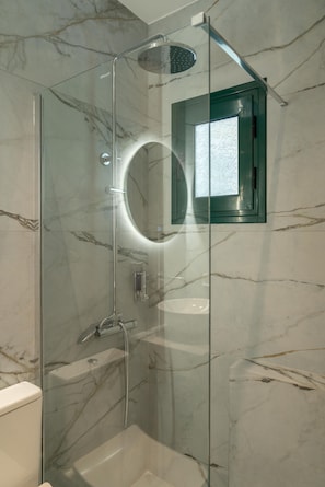 Dusche, Haartrockner, Handtücher