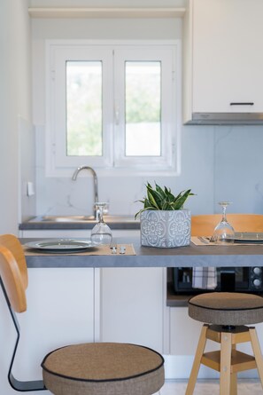 Fridge, oven, stovetop, coffee/tea maker - 207 - Queen Deluxe Studio (Moussata)