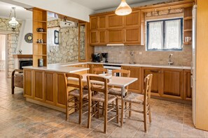Fridge, microwave, oven, stovetop - Stone House in Olive Grove (Moussata)