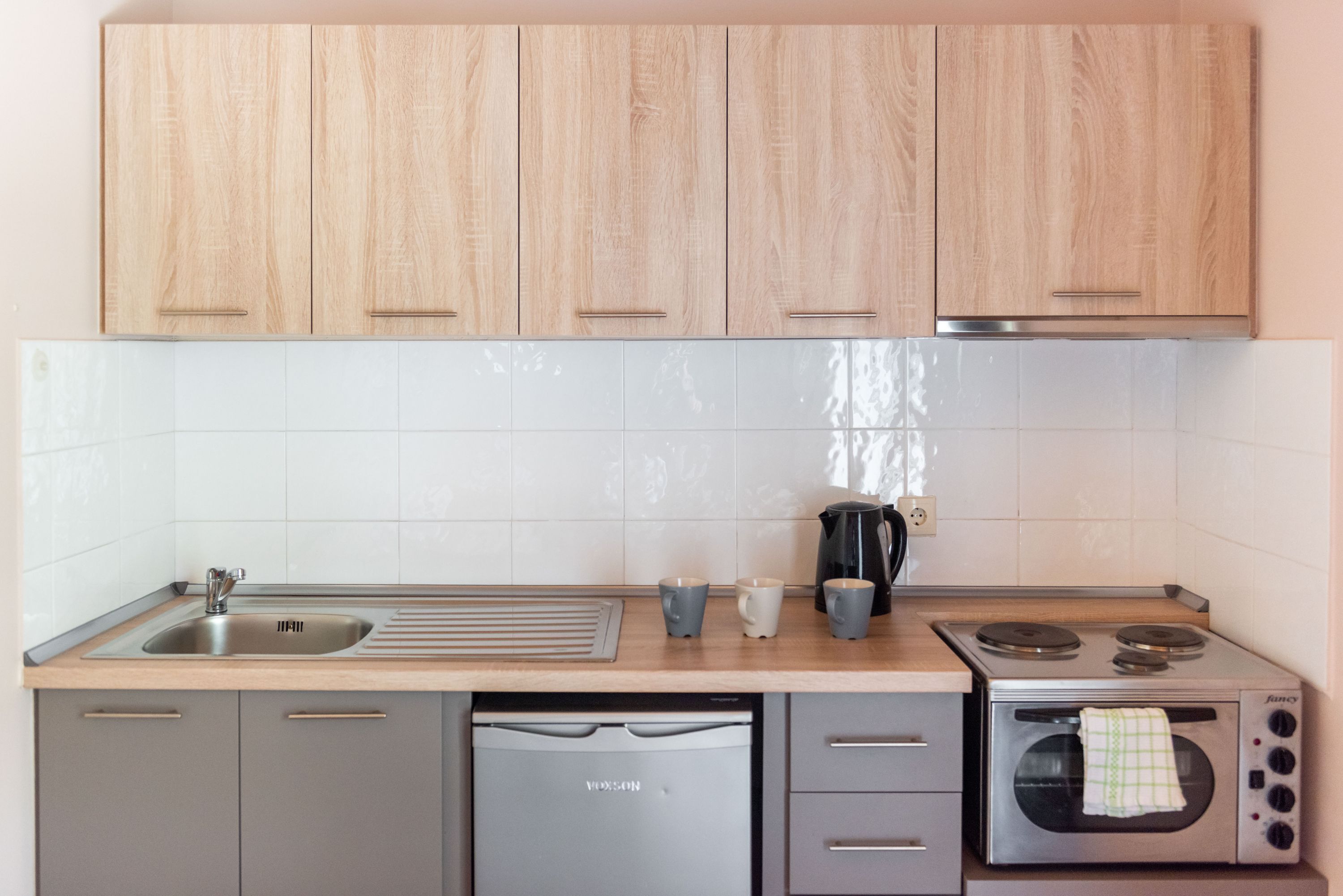 Frigorífico, horno, placa de cocina y cafetera o tetera
