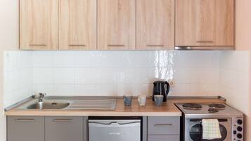 Frigorífico, horno, placa de cocina y cafetera o tetera