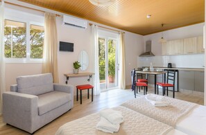 1 Schlafzimmer, Schreibtisch, Bügeleisen/Bügelbrett, Reisekinderbett