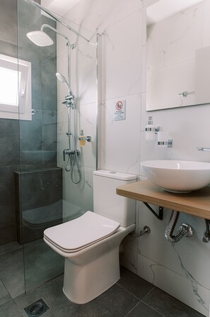 Douche, sèche-cheveux, serviettes fournies