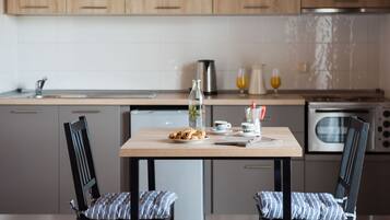 Frigorífico, horno, placa de cocina y cafetera o tetera