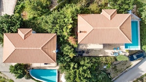 An aerial view of a property with two buildings, a swimming pool, and surrounding greenery. - Villa Levanda in Matsoukata (Matsoukata)