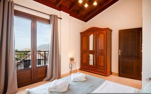 Iron/ironing board, travel cot, bed sheets - Villa Asteri with 3 bedrooms and 3 bathrooms (Katsarata)