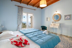 3 bedrooms, desk, iron/ironing board, travel cot - Villa Fantasia in Katavolos (Katavolos)