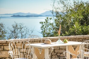 Outdoor dining - Villa Fantasia in Katavolos (Katavolos)