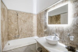 Douche, sèche-cheveux, serviettes fournies