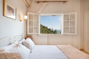 4 bedrooms, desk, iron/ironing board, travel cot - Villa Panorama in Katavolos (Katavolos)