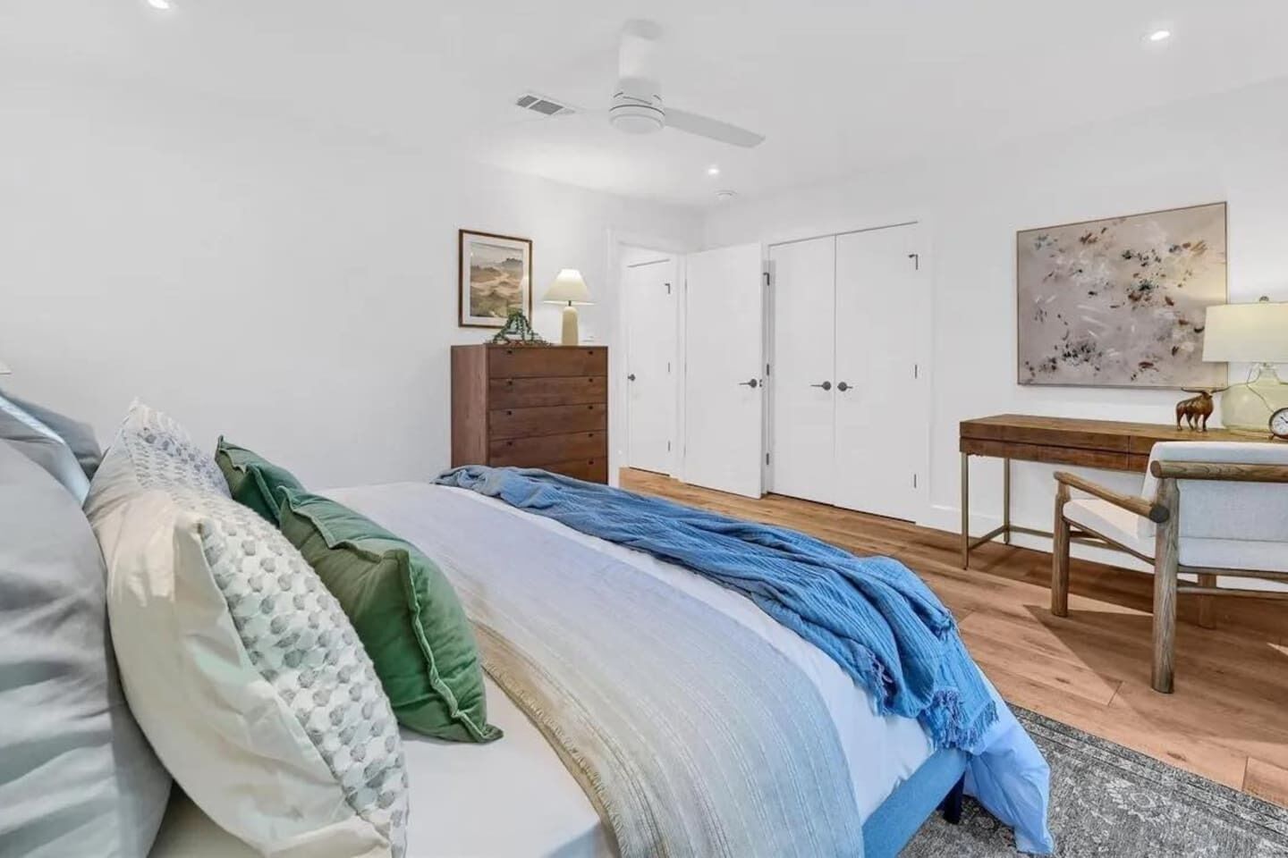 Ein Schlafzimmer mit einem Bett, einem Schreibtisch und einem Kleiderschrank.