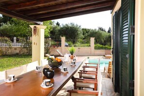 Outdoor dining - Elite Villa Ena in Ano Korakiana (Ano Korakiana)