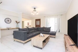 TV, books, stereo, offices - Elite Villa Ena in Ano Korakiana (Ano Korakiana)
