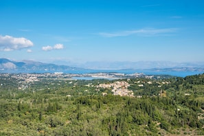 A coastal town with dense greenery and a view of the sea. - Villa Tzintzola in Kato Garouna (Kato Garouna)