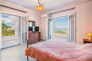 3 bedrooms, desk, iron/ironing board, travel cot - Villa Tzintzola in Kato Garouna (Kato Garouna)