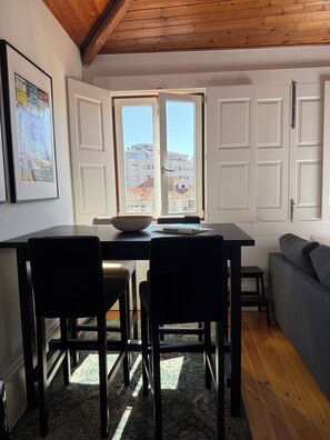 Unclassified image, 5 of 17, button - Charming apartment in the center of Porto! Lots of sunshine and a garage available. (Porto)