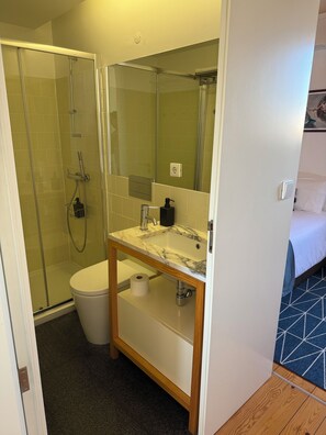 Een douche, een haardroger, handdoeken, zeep