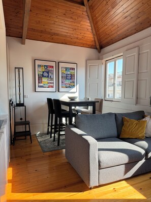 Unclassified image, 3 of 17, button - Charming apartment in the center of Porto! Lots of sunshine and a garage available. (Porto)