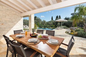 Outdoor dining - Mateo Stone Villa in Kato Korakiana (Kato Korakiana)