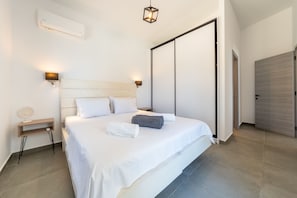 A modern bedroom with a large bed, bedside tables, and a wardrobe. - Aphitriti Oxomeria in Paxi (Paxi)