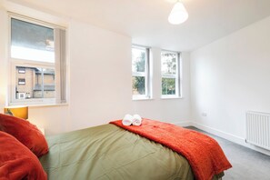 Room - Stylish Flat in Romford - 5mins for Elizabeth Line (Romford)