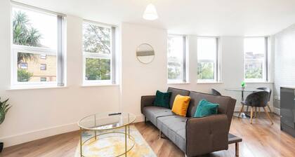Stylish Flat in Romford - 5mins for Elizabeth Line