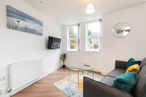 Living area - Stylish Flat in Romford - 5mins for Elizabeth Line (Romford)
