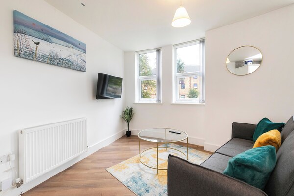 Stylish Flat In Romford - 5mins For Elizabeth Line - 롬퍼드