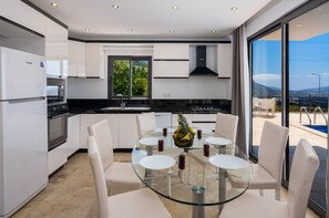 Fridge, microwave, oven, stovetop - Villa Vala in Kalkan (Kalkan)
