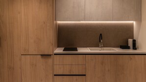 Een moderne keuken met houten kastjes, een strak aanrecht en een ingebouwd spoelbak.