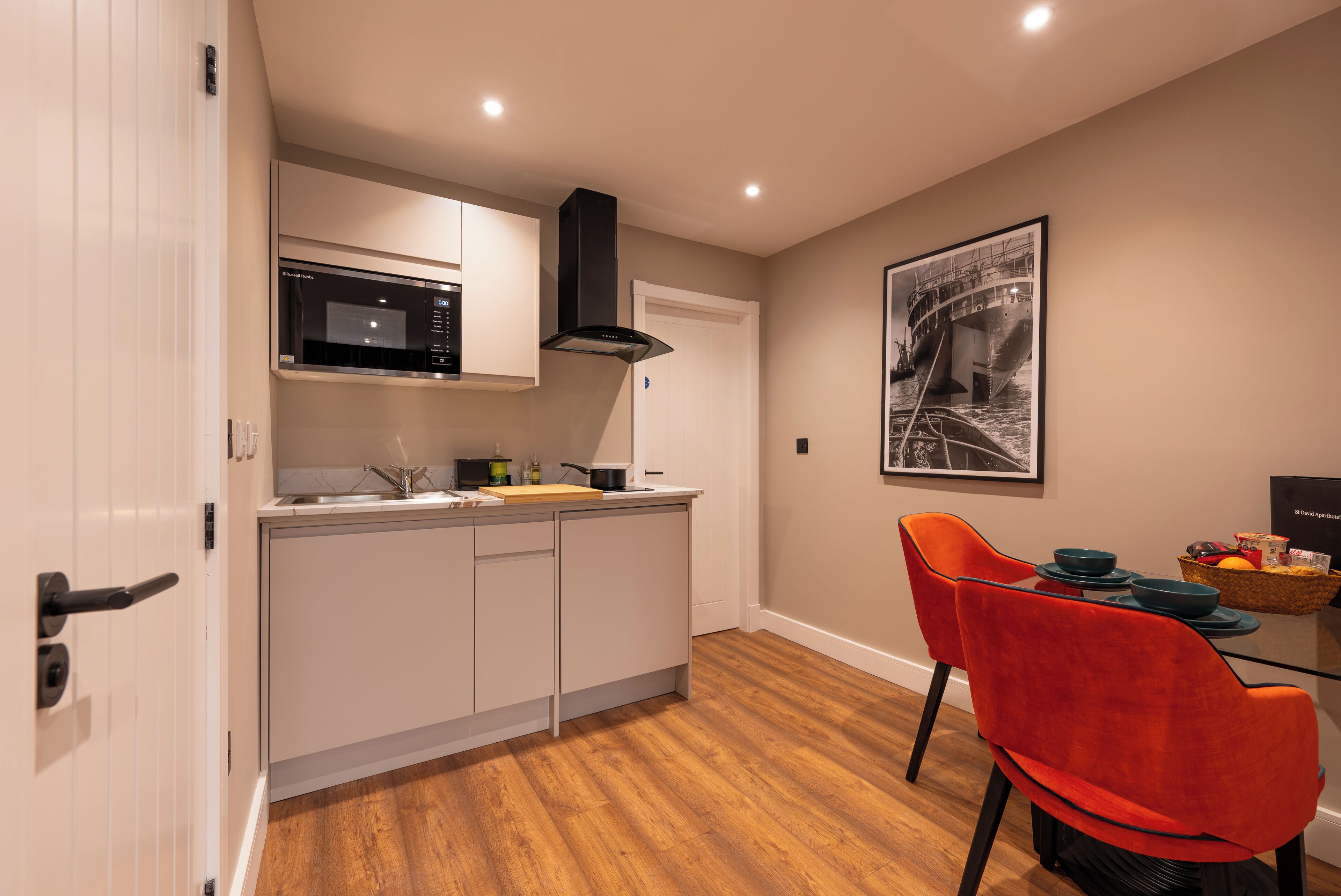 Deluxe-lejlighed | Privat køkken | Køleskab, mikrobølgeovn, kogeplade, køkkentøj/tallerkener/redskaber