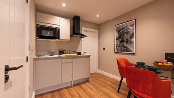 Deluxe-lejlighed | Privat køkken | Køleskab, mikrobølgeovn, kogeplade, køkkentøj/tallerkener/redskaber